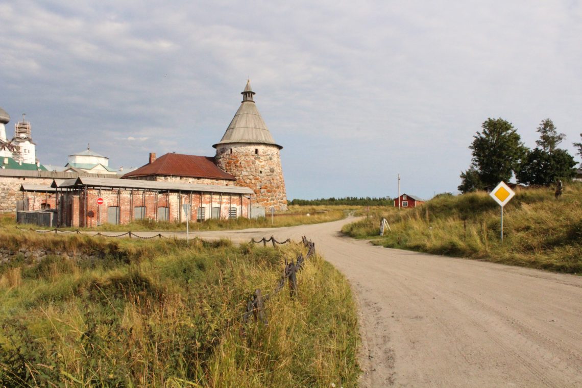 Figure 1: The Solovetsky Monastery's White Tower (Belaia bashnia) and Kiln (Sushilo)