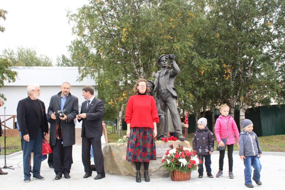 Figure 4: Roberts at the at the opening ceremony for a statue at the Solovetsky Sailor’s School (Shkola Iung)